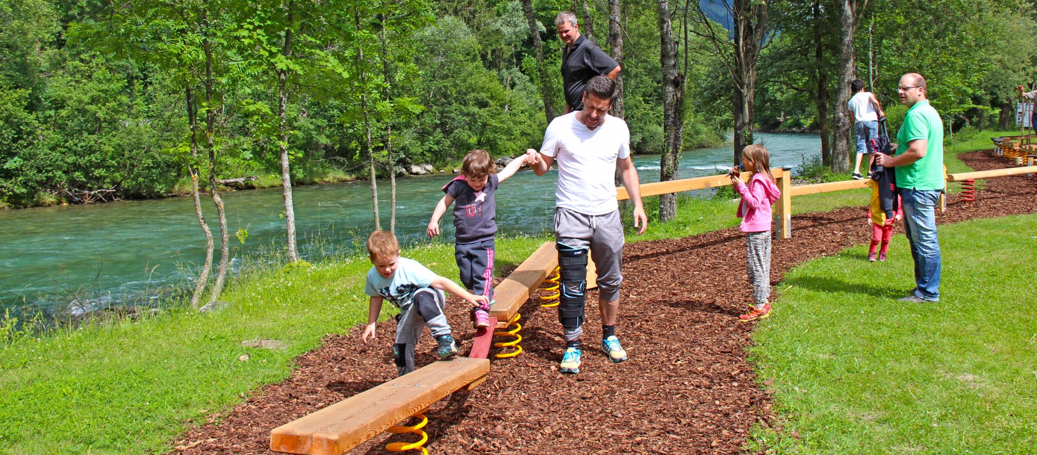 Erwin mit Kindern auf der Balacierstrecke